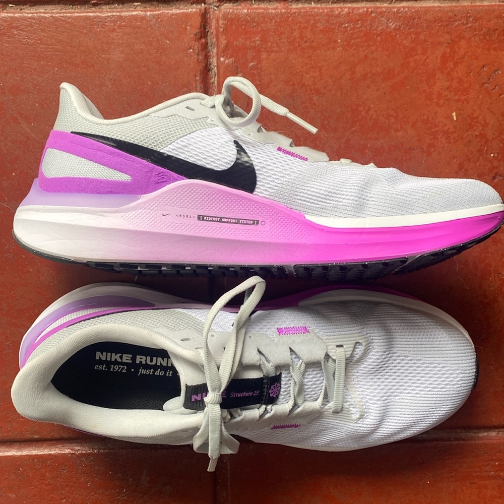 Nike structure 25 women’s running shoes